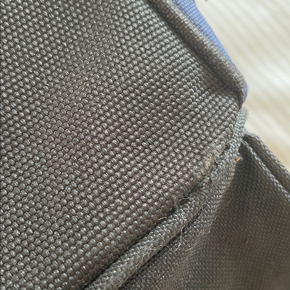 High Sierra Duffel Bag - great pockets and construction - Picture 9 of 10